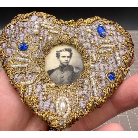Antique Mourning Soldier Portrait Jeweled Heart Frame Soldier Metallic Thread Vi - Picture 2 of 4